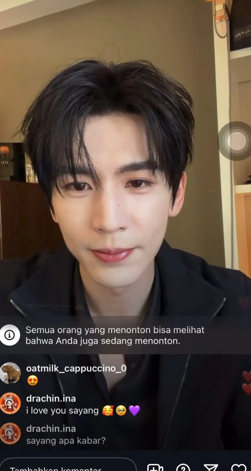 Zhang Linghe menyapa fans saat live tengah malam (credit:instagram.com/drachin.ina)