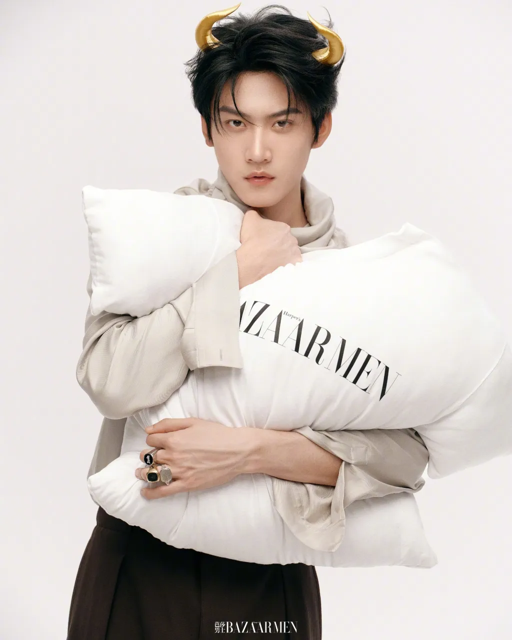 Zhou Keyu Jadi Bintang Double Cover Harper's Bazaar Men Maret 2026 ...