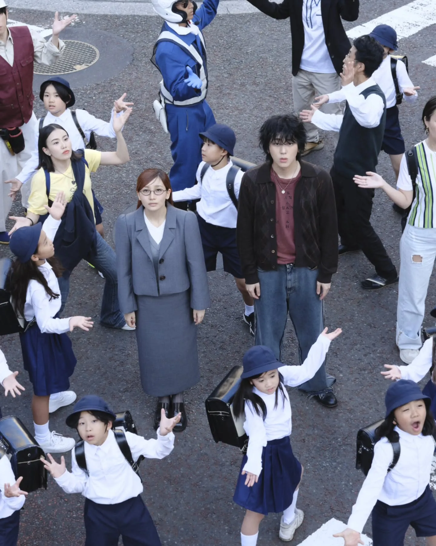 Gaya Kontras Zico dan Ikura di MV DUET Mencuri Perhatian (credit: Instagram.com/lilasikuta/)