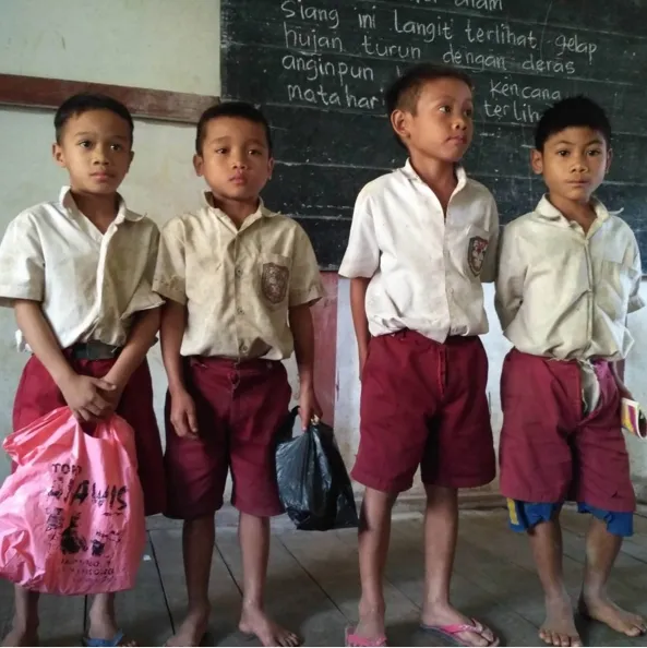 Fasilitas dan kesempatan pendidikan di Indonesia masih belum merata, para siswa di daerah terpencil belum mendapatkan hak mereka sebagai warga negara dengan layak © instagram.com/anggitpurwoto