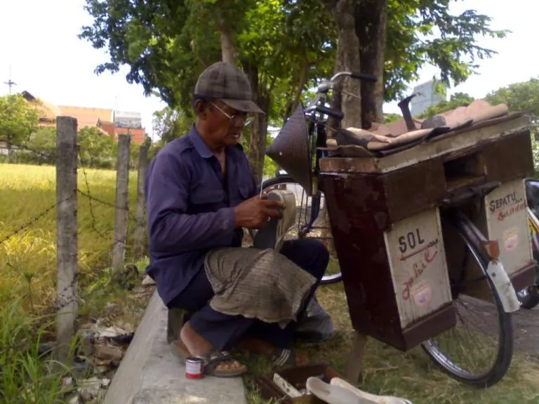 Mbah Sarno, tukang sol sepatu inspiratif yang antar pemuda ke Prancis © agussas.wordpress.com