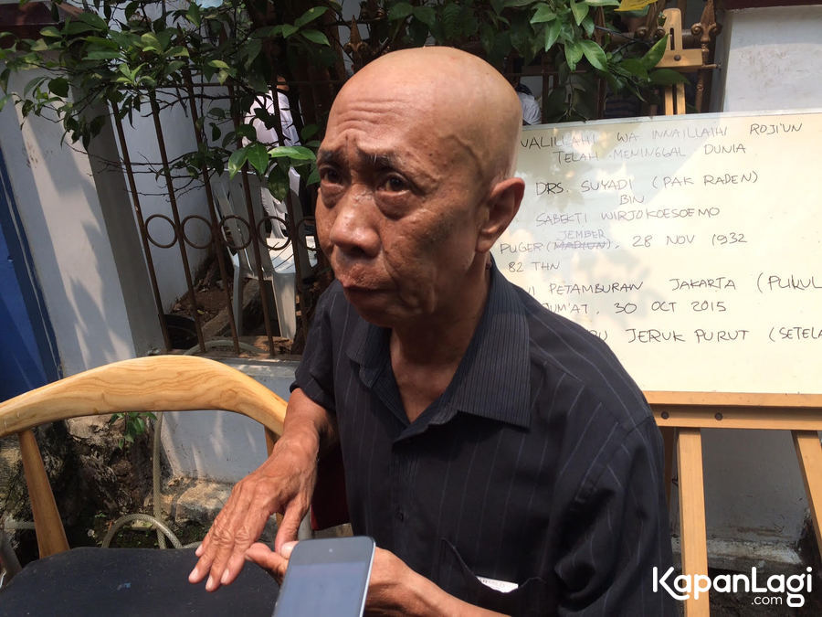Pak Ogah tak bisa menahan tangis ketika mengetahui Pak Raden telah meninggal dunia/©KapanLagi.com®/Hendra Gunawan