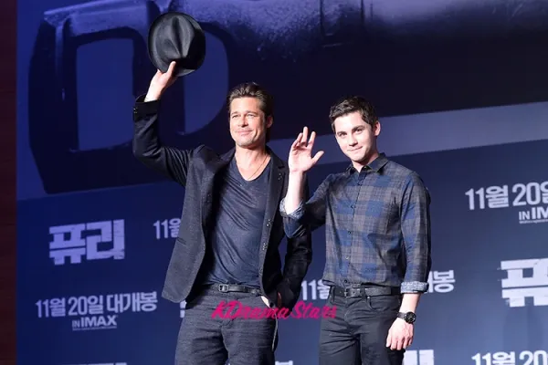 Brad Pitt dan Logan Lerman dalam pakaian casual mereka. (dok. KDramaStar)
