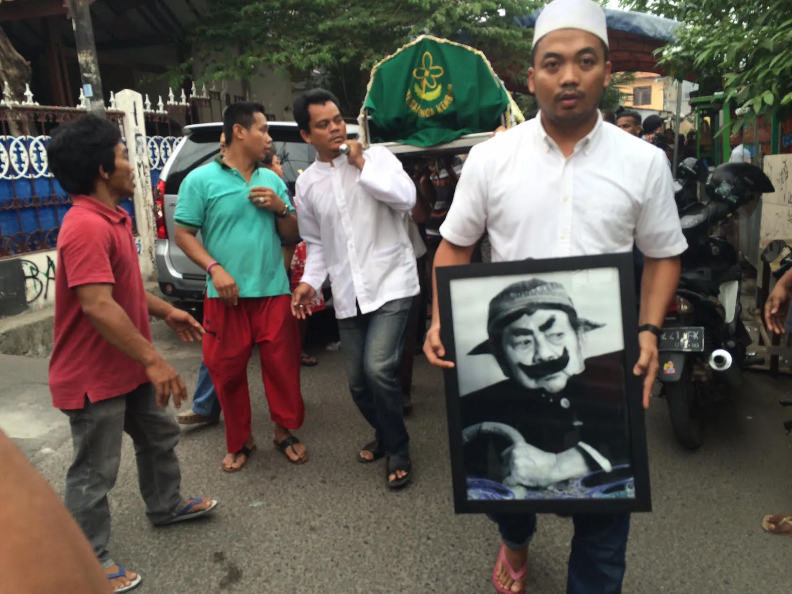 Jenazah Pak Raden ketika diantarkan ke tempat peristirahatan terakhirnya © KapanLagi.com®/Hendra Gunawan