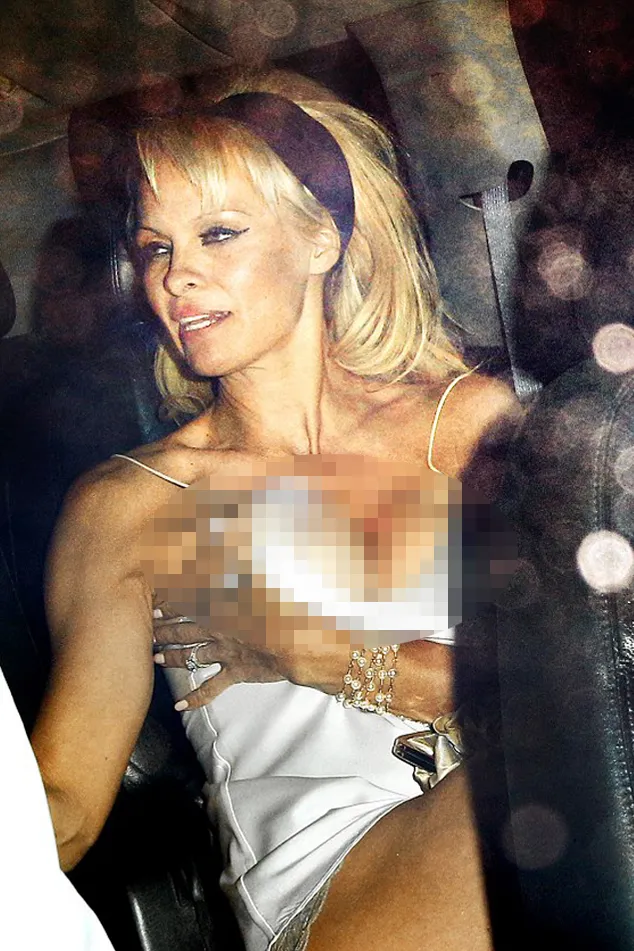 Terlalu seksi, gaun Pamela melorot dan jadi bahan sorotan @ dailymail.co.uk