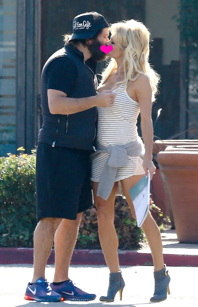 Pamela dan Rick makin mesra @ dailymail.co.uk
