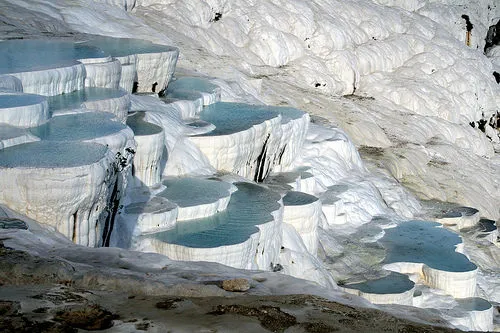 Air yang ada dalam Pamukkale kaya akan kalsium (credit: atlasobscura.com)
