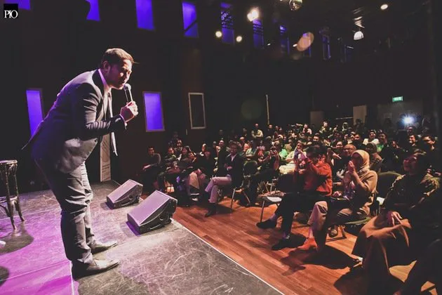 Salah satu aksi Pandji dalam turnyaa yang lalu. (pandji.com)