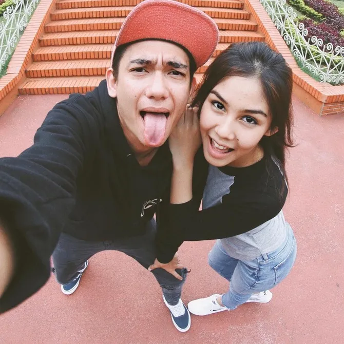 Vanesha berikan ucapan selamat pada Adipati Dolken (credit: instagram.com/vaneshaass)