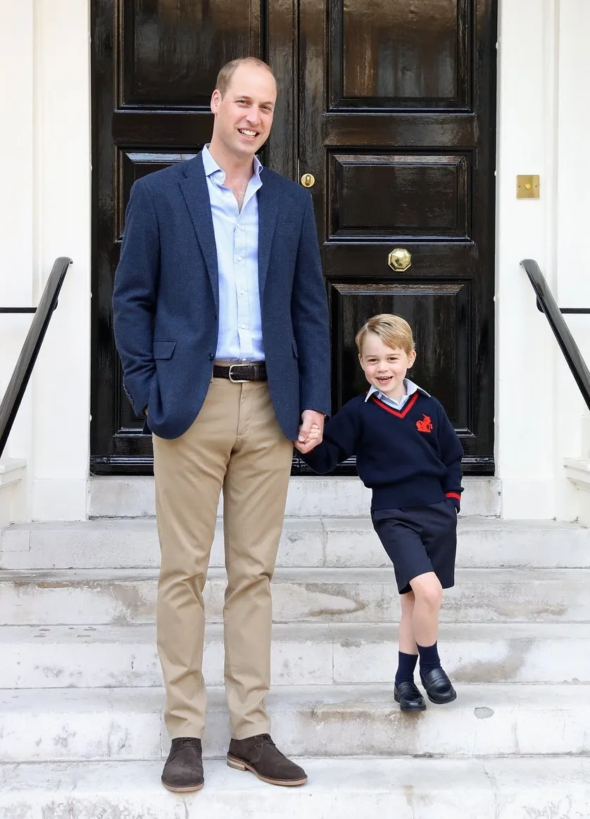Prince William saat mengantar putranya bersekolah © Twitter.com/KensingtonPalace