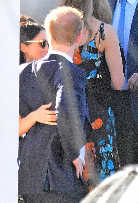 Meghan dan Pangeran Harry tunjukkan kemesraan di acara pernikahan © Daily Mail