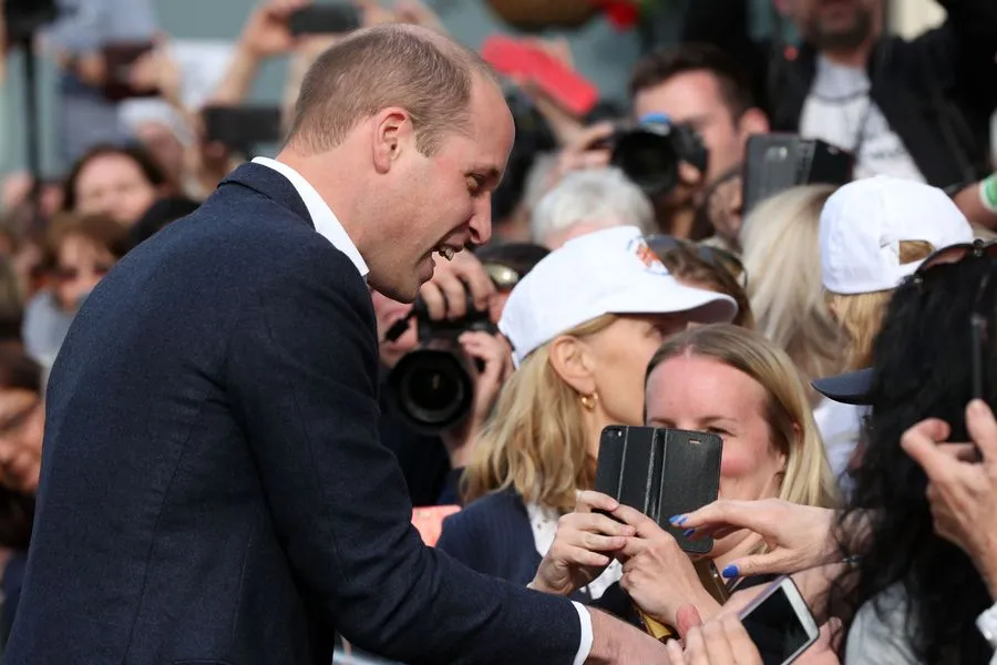 Pangeran William saat bercanda mencari babysitter © AFP