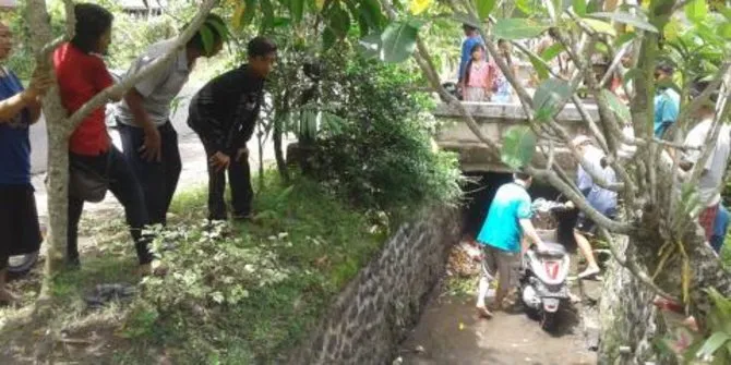 Dikejar Anjing Galak Wanita Ini Panik Lalu Jatuh Ke Comberan