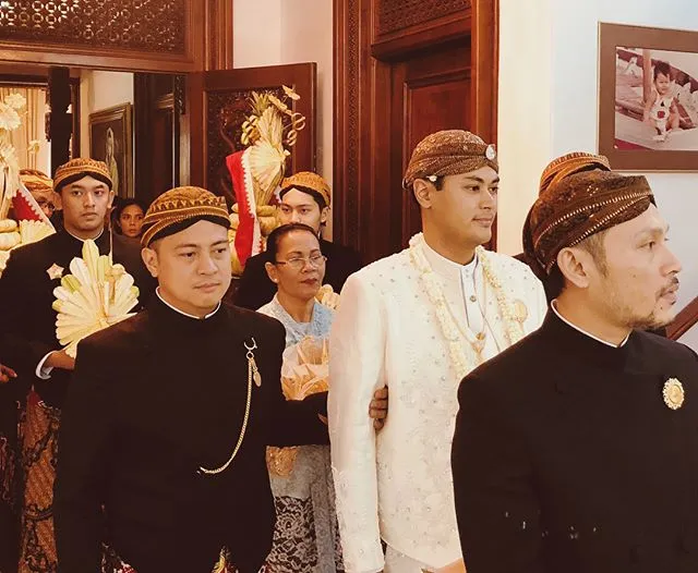 Penampilan Gagah Panji saat masuki lokasi akad nikah. Credit: via instagram.com/ibnuriza