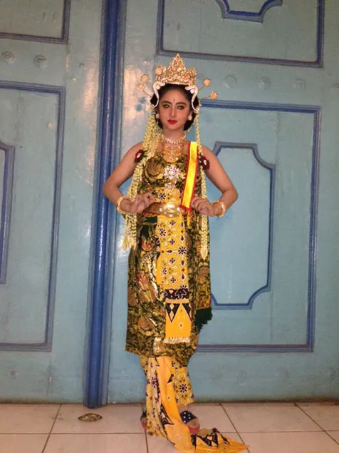 Dewi Perssik dengan busana lengkap ala Nyi Blorong saat menghadiri pemutaran film di kota Solo.