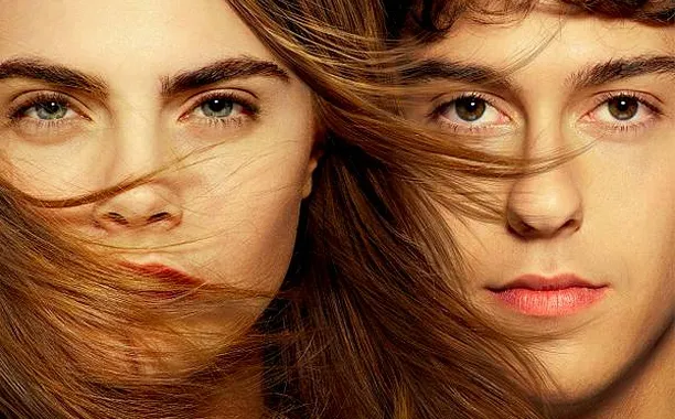 Nat Wolff (kanan) dan Cara Delevingne di poster PAPER TOWNS © papertownsmovie.com