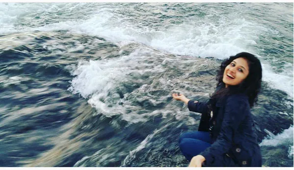 Paridhi bahagia menikmati deburan ombak © Instagram.com/paridhiofficial