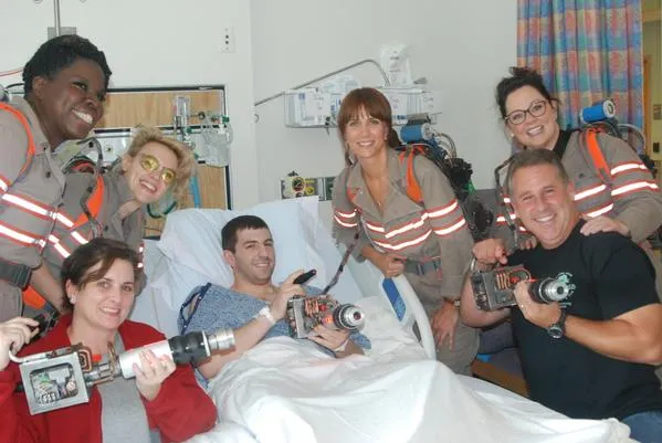 Para pemeran GHOSTBUSTERS datangi Tufts Medical Center dengan pakaian lengkap ©Twitter.com/TuftsMedicalCtr