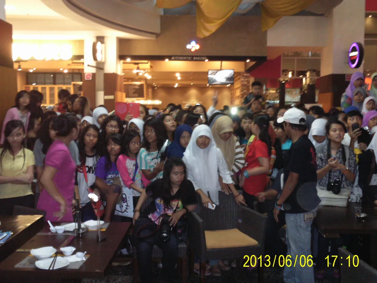 Para Comate sampai rela menunggu di luar.