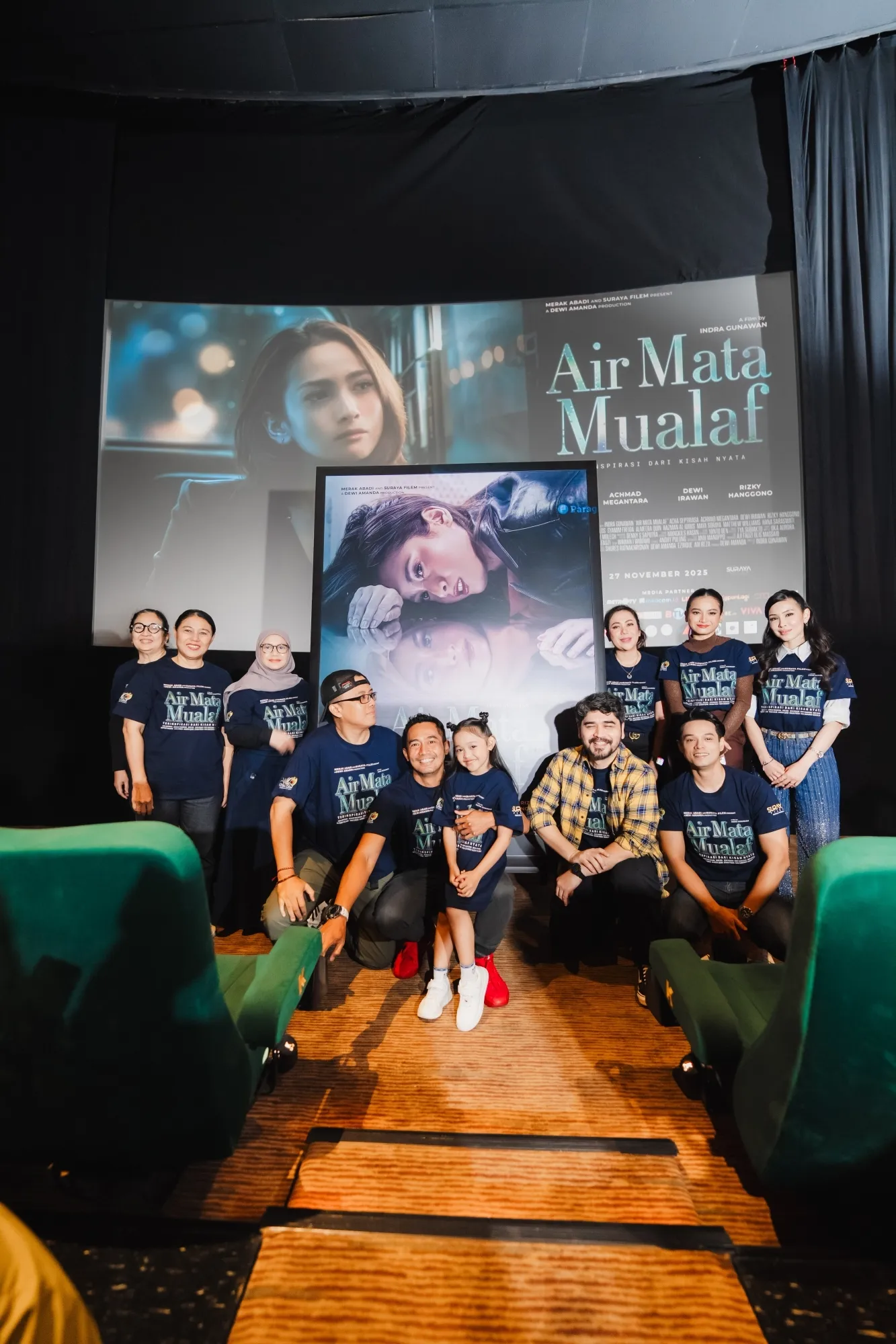 The Cast of Air Mata Mualaf Taking a Photo Together (c) Merak Abadi Production