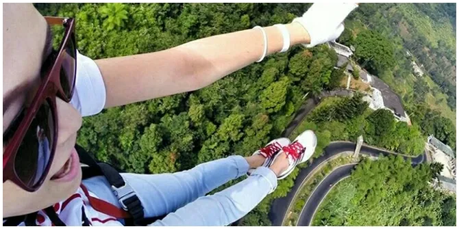Pralayangan bukit gantole ini bisa dirasakan dengan sensasi melayang di udara yang ketinggiannya 1.300 meter diatas permukaan laut.