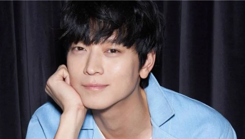 Kang Dong Won nggak sabar bertemu Lee Byung Hun dan Kim Woo Bin. © allkpop.com