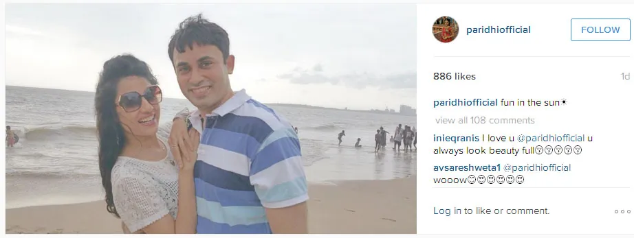 Paridhi dan Tanmay pose mesra di pantai, romantis deh! © Instagram.com/paridhiofficial