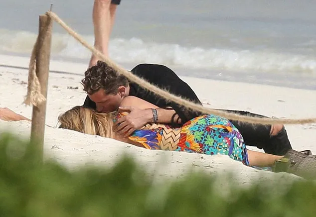 Paris Hilton mesra-mesraan dengan pria misterus © via dailymail.co.uk