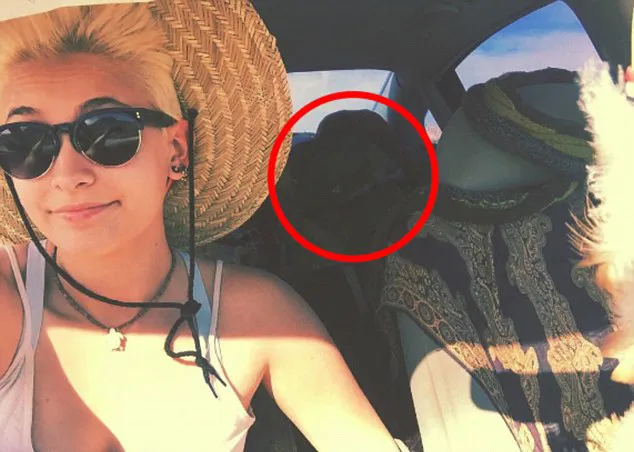 'Sosok' di kursi belakang itulah yang diduga arwah Michael Jackson © instagram.com/parisjackson