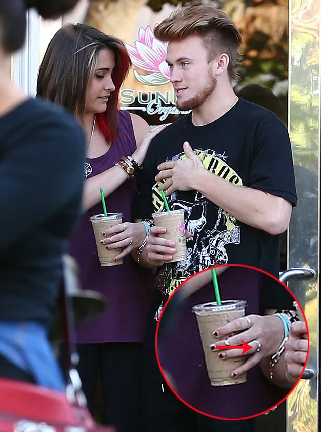 Cincin inilah yang dicurigai sebagai tanda pertunangan Paris dan kekasihnya @ dailymail.co.uk