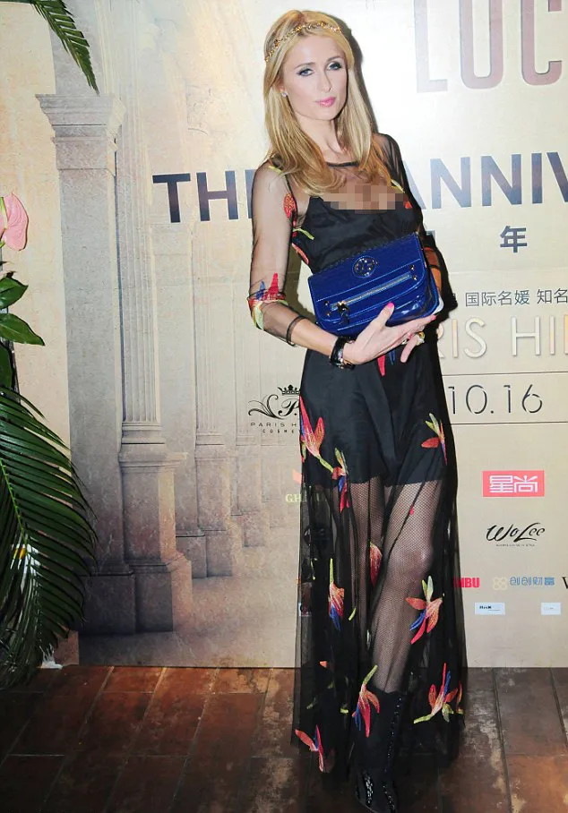 Paris tampil stunning dengan dress transparan ini © Splashnews.com