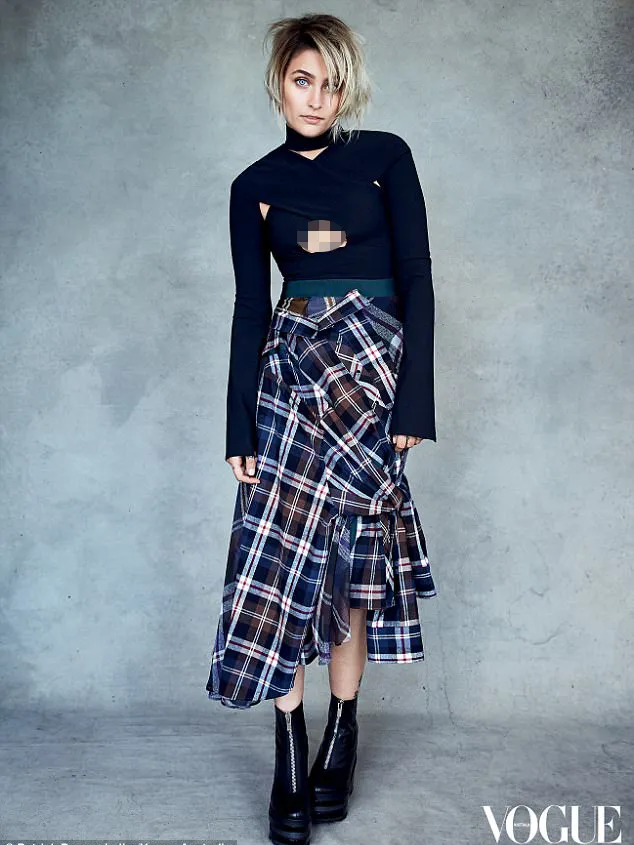 Kesan edgy pun terasa jelas dalam style-nya yang satu ini © Vogue Australia