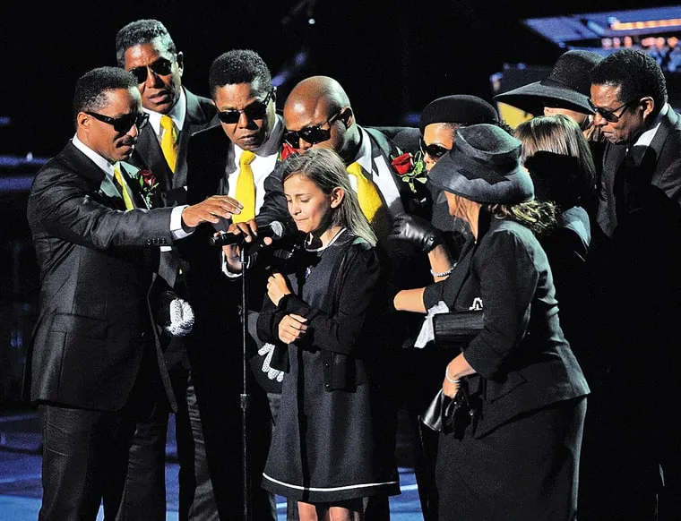 Paris kecil menangis di acara pemakaman ayahnya © rollingstone.com