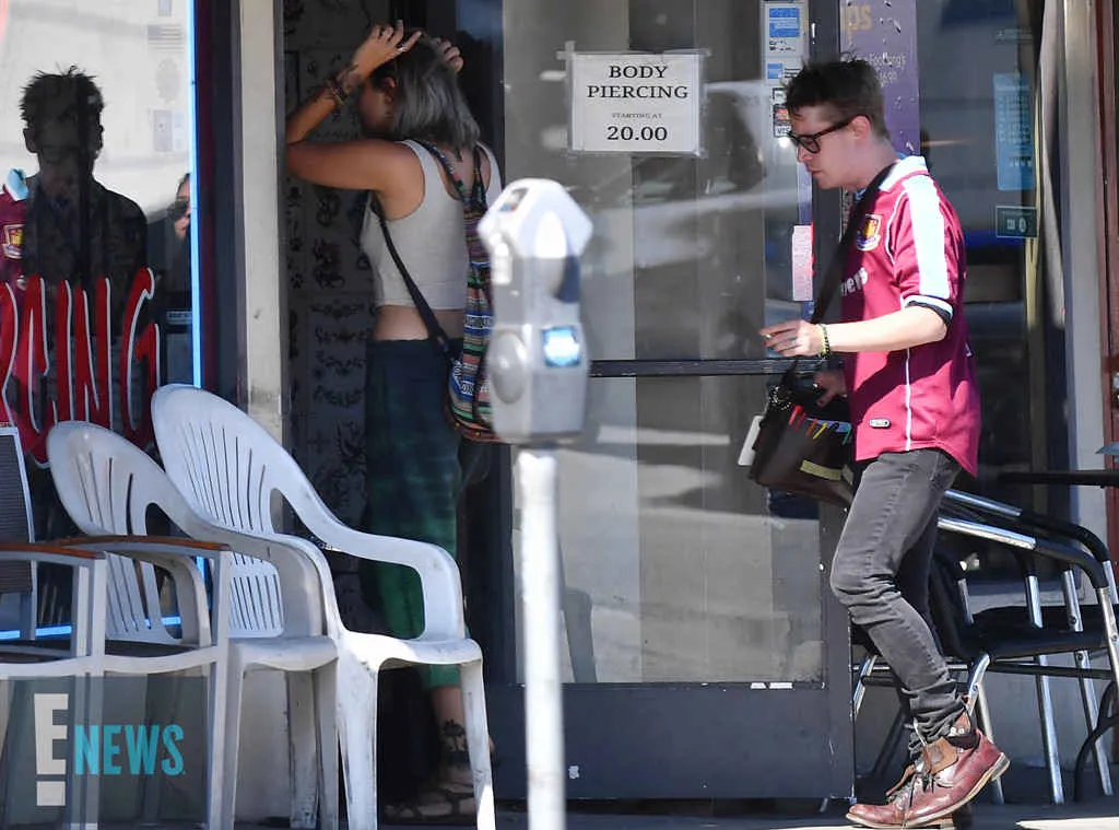 Kira-kira apa yang akan dilakukan Macaulay dan Paris di dalam sana ya? © eonline.com