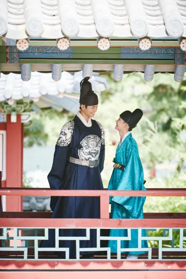 Park Bo Gum dan Kim Yoo Jung saling tersenyum © KBS2