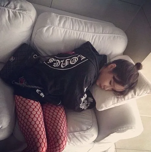 Park Bom tengah tertidur di sofa. ©soompi.com