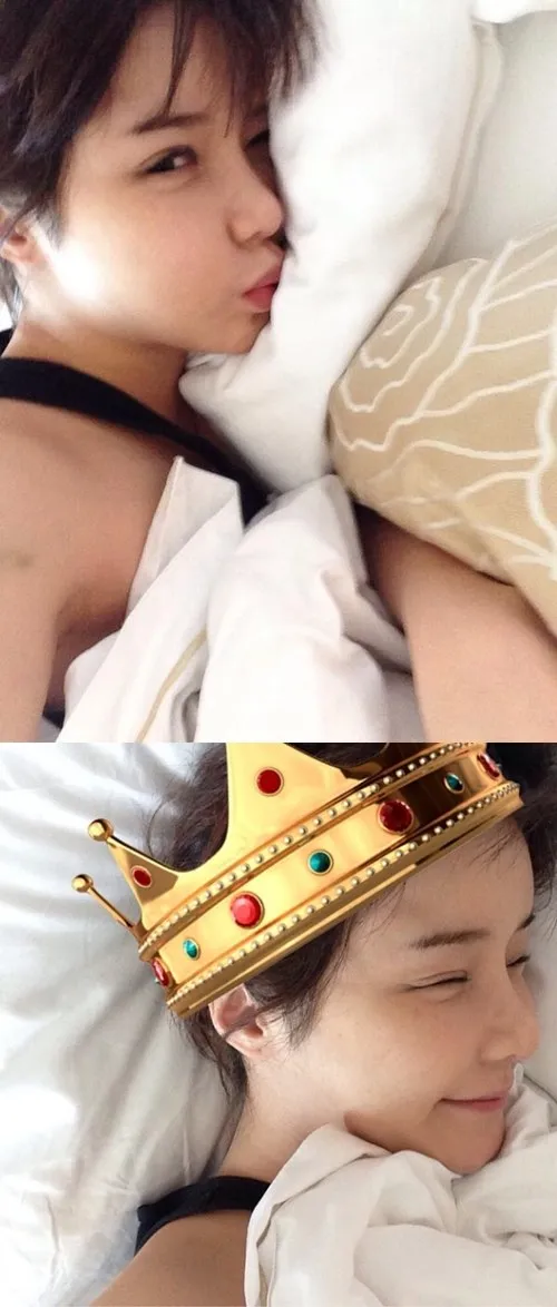 Bom 2NE1 berpose di kasur. Cantiknya alami!