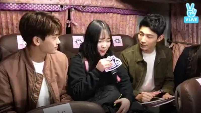 Hyungsik dan Ji Soo saat mengantar siswi SMA pulang © V Live