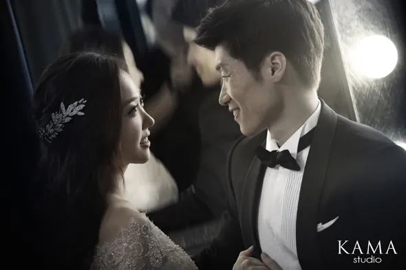 Romantisme pasangan Ji Sung - Min Ji dalam photoshoot pre-wedding @soompi.com