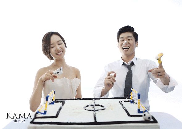 Cake berbentuk lapangan bola ini merupakan simbol kecintaan Ji Sung pada sepak bola @aoompi.com