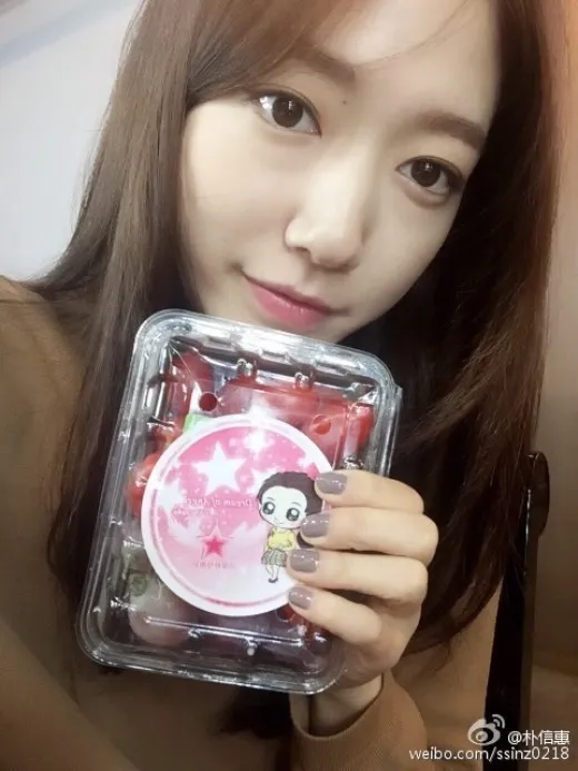 Selfie terbaru Park Shin Hye yang dianggap terlalu banyak efek editan. ©kpopherald.com