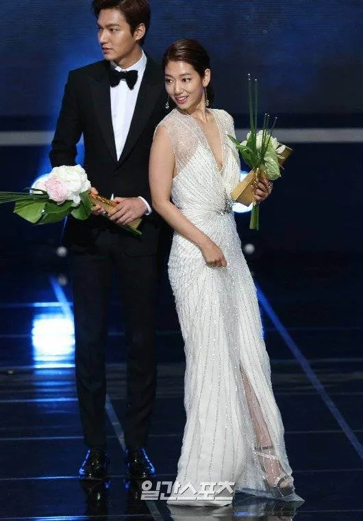 Lee Min Ho dan Park Shin Hye saat sama-sama menerima Penghargaan Aktor dan Aktris TV Terpopuler. foto: credit as tagged
