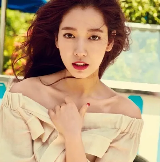 Park Shin Hye yang tetap cantik meski di hasil pemotretan kelas B. ©Single's Korea