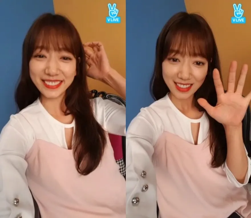 Park Shin Hye saat live broadcast di V © soompi.com
