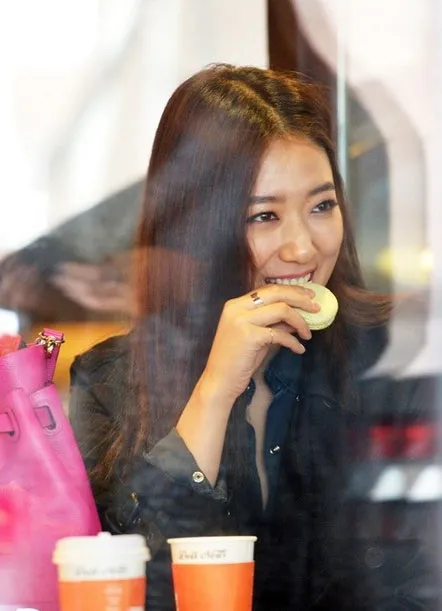 Park Shin Hye saat menikmati macarons dan kopi di cafe @kdramastars.com