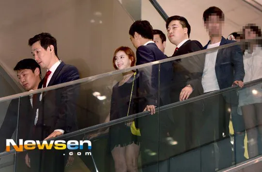 Park Soo Jin yang dijaga beberapa bodyguards sekaligus setelah mengumumkan pernikahan dengan Bae Yong Jun. ©newsen.com