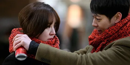Adegan ketika Yoochun JYJ memakaikan scarf kepada Yoon Eun Hye. Romantis! ©soompi.com