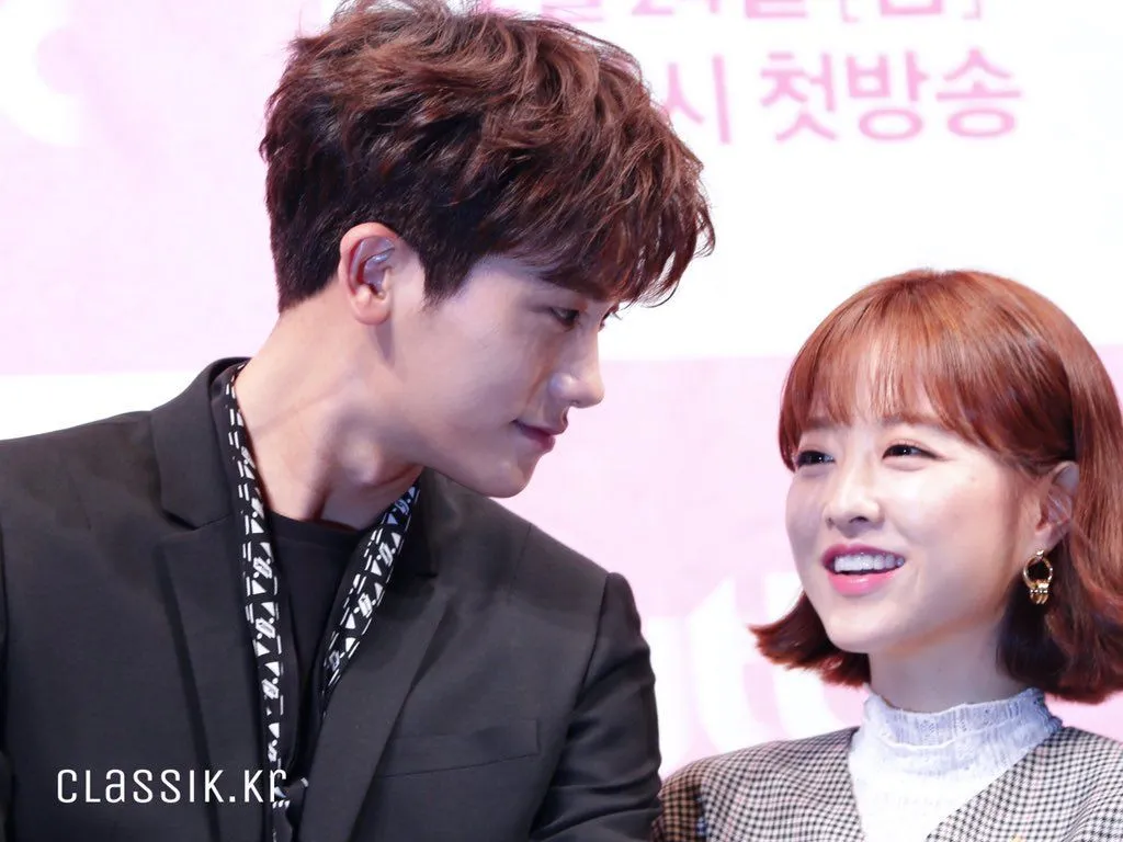 Tatapan penuh cinta dari Park Hyung Sik untuk Park Bo Young © as tagged