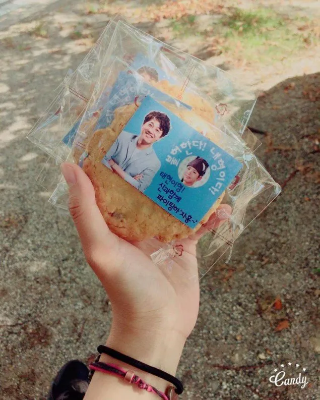Cookies dari Park Bo Gum untuk Cha Tae Hyun dan kru WITH GOD © allkpop.com