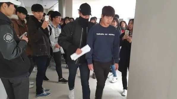 Kelas bubar, Park Bo Gum jadi buruan teman-temannya © allkpop.com